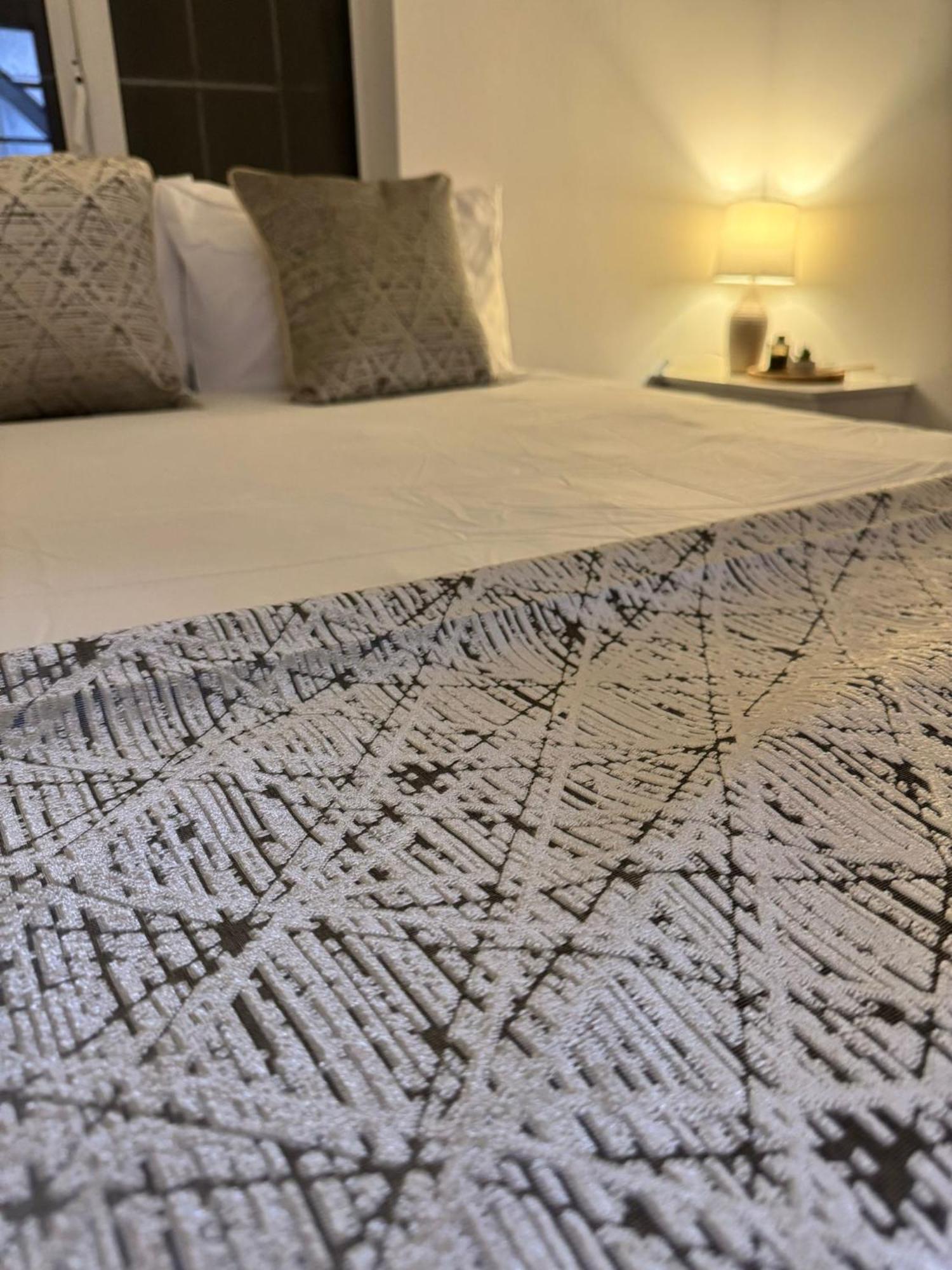 Shm Stays Solihull Hs2 Nec Airport Nr M6 M40 M42 Great For Long & Short Stays 15 Min Walk To Train Station 5 Min Drive To Town Centre Outside Bus Stops & Supermarket Free Parking Exteriör bild